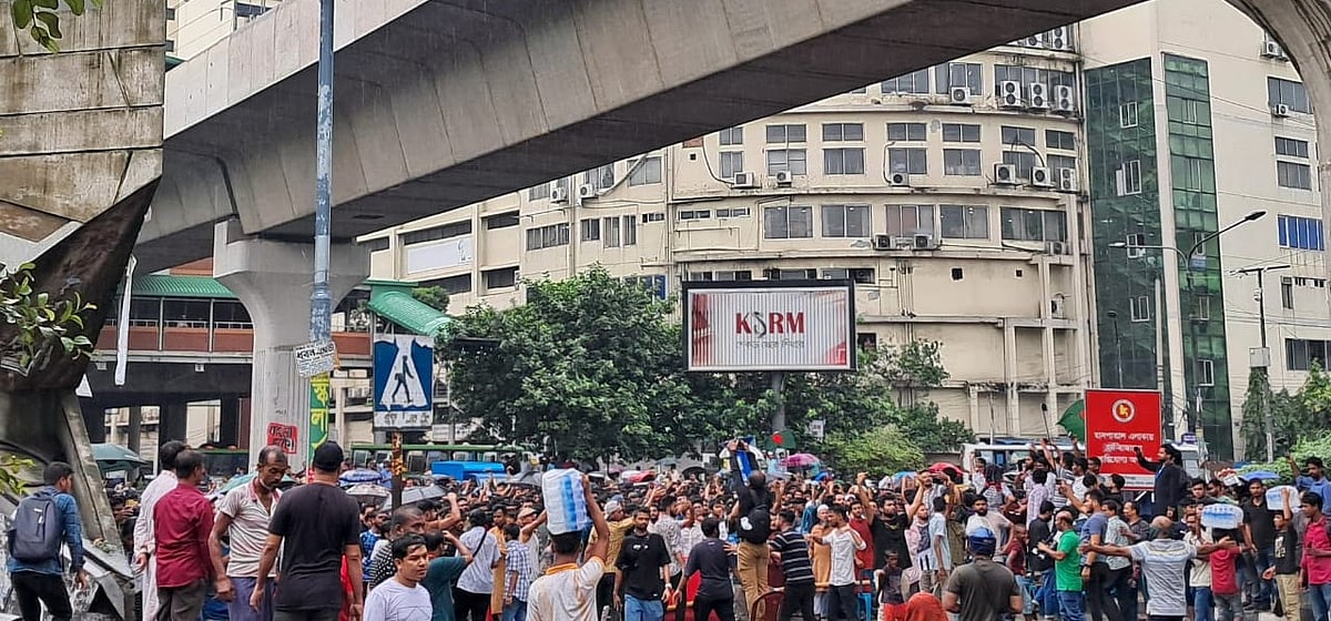 সায়েন্স ল্যাব মোড় থেকে মিছিল নিয়ে শাহবাগে আসেন আন্দোলনকারীরা। ২ আগস্ট, ঢাকা